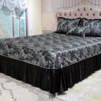 Dygsniuota lovatiesė su pamušalu rudos spalvos dekoruota prabangiu klostuotu28 cm dekoru Verona28 260×260