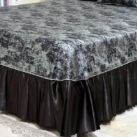 Dygsniuota lovatiesė su pamušalu rudos spalvos dekoruota prabangiu klostuotu28 cm dekoru Verona28 260×260