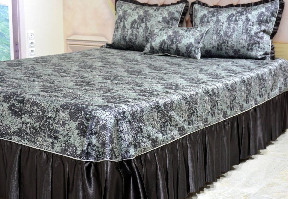 Dygsniuota lovatiesė su pamušalu rudos spalvos dekoruota prabangiu klostuotu28 cm dekoru Verona28 260×260