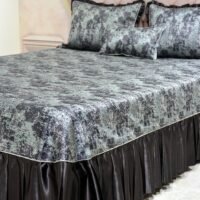 Dygsniuota lovatiesė su pamušalu rudos spalvos dekoruota prabangiu klostuotu28 cm dekoru Verona28 260×260