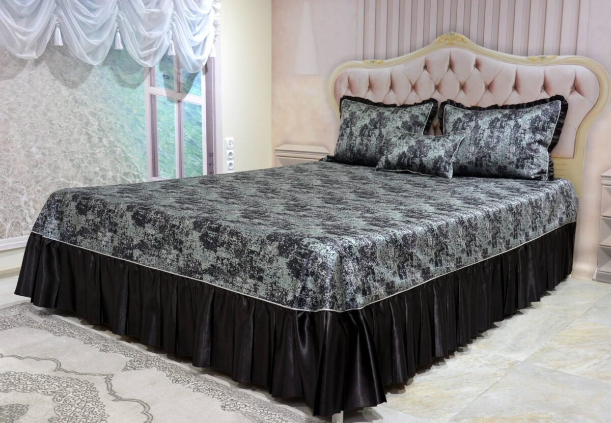 Dygsniuota lovatiesė su pamušalu rudos spalvos dekoruota prabangiu klostuotu28 cm dekoru Verona28 260×260