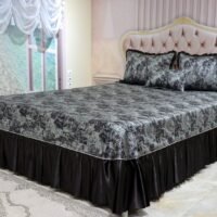 Dygsniuota lovatiesė su pamušalu rudos spalvos dekoruota prabangiu klostuotu28 cm dekoru Verona28 260×260