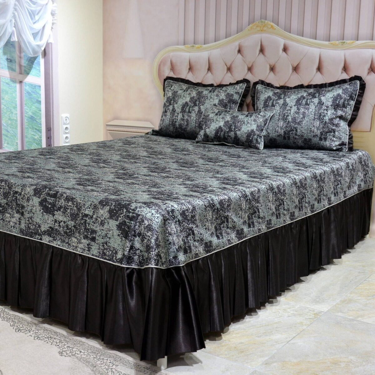 Dygsniuota lovatiesė su pamušalu rudos spalvos dekoruota prabangiu klostuotu28 cm dekoru Verona28 260×260