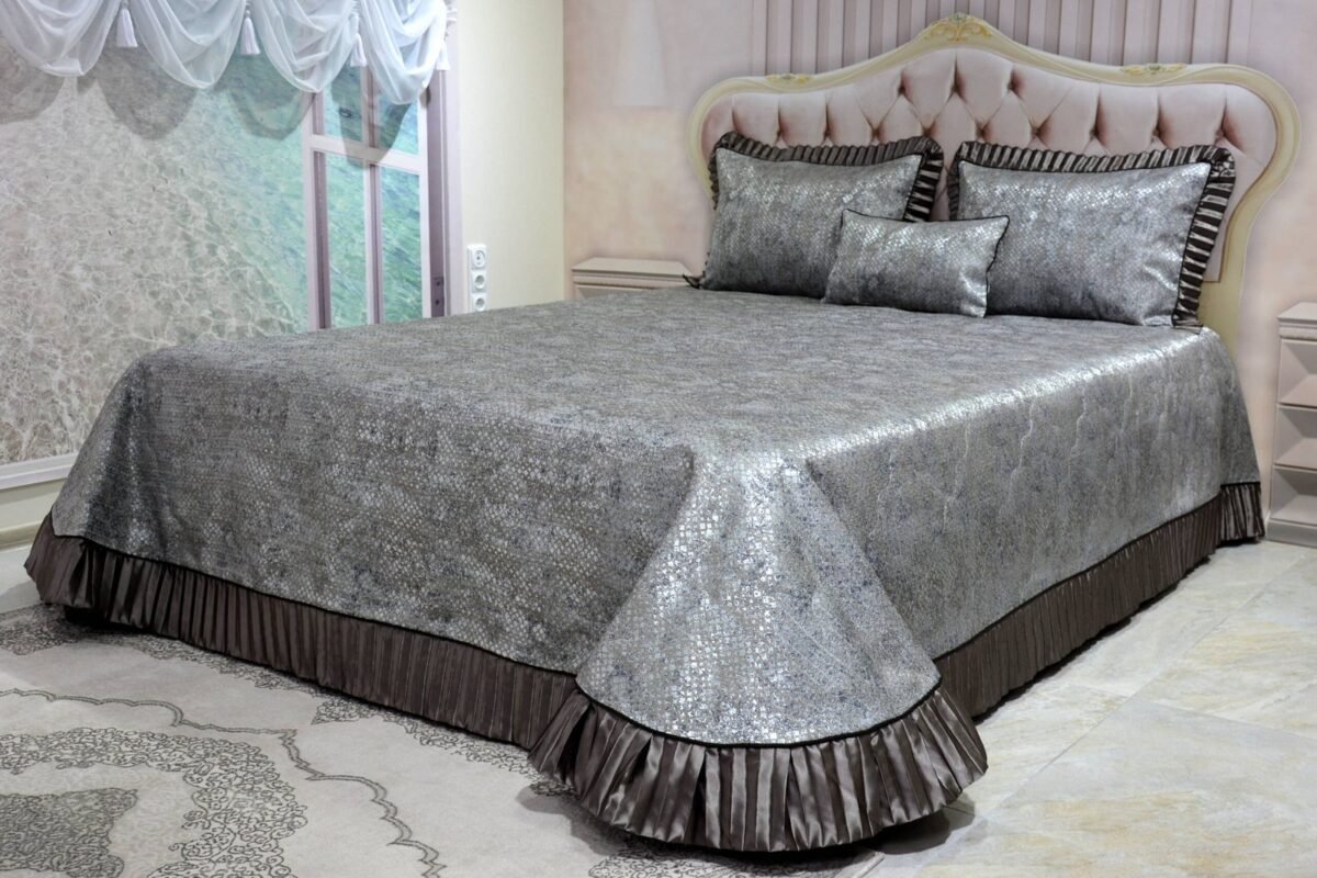 Dygsniuota lovatiesė su pamušalu pilkos spalvos dekoruota prabangiu gofruotu 14 cm dekoru Venecija14 260×260