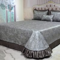 Dygsniuota lovatiesė su pamušalu pilkos spalvos dekoruota prabangiu gofruotu 14 cm dekoru Venecija14 260×260