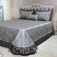 Dygsniuota lovatiesė su pamušalu pilkos spalvos dekoruota prabangiu gofruotu 14 cm dekoru Venecija14 260×260