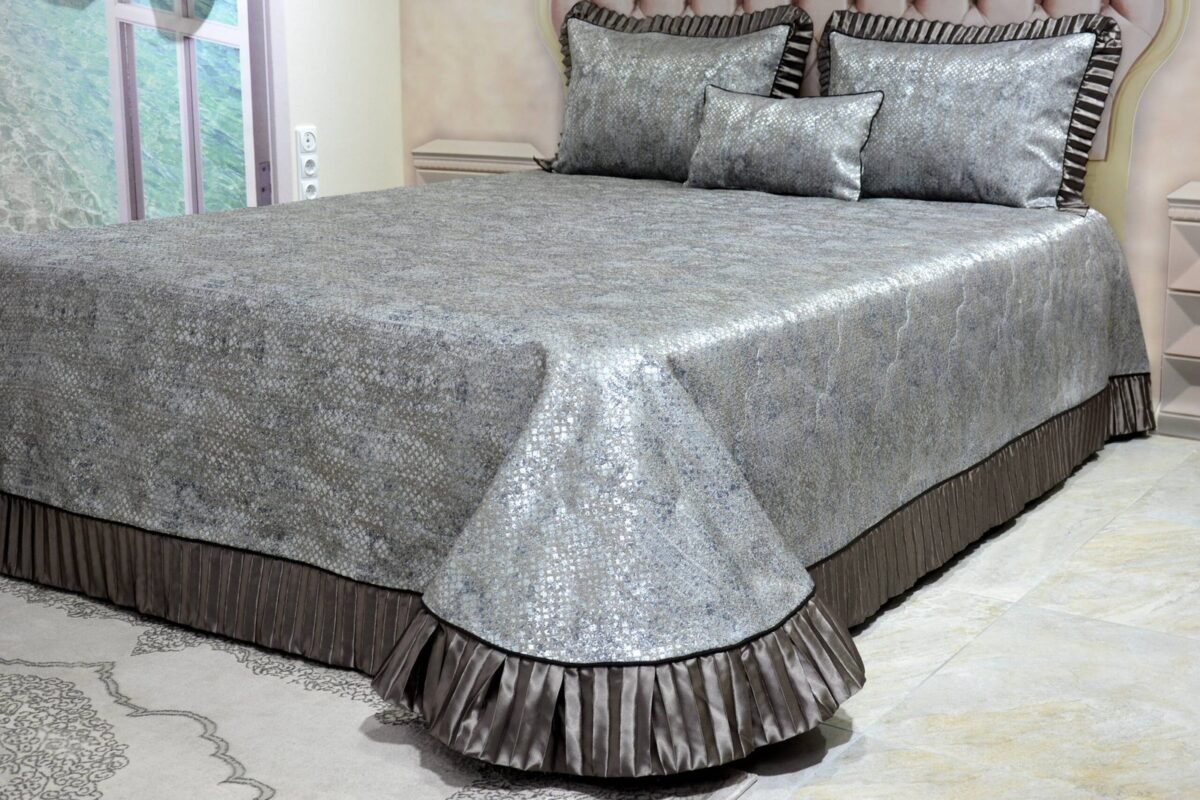 Dygsniuota lovatiesė su pamušalu pilkos spalvos dekoruota prabangiu gofruotu 14 cm dekoru Venecija14 260×260