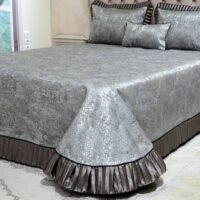 Dygsniuota lovatiesė su pamušalu pilkos spalvos dekoruota prabangiu gofruotu 14 cm dekoru Venecija14 260×260