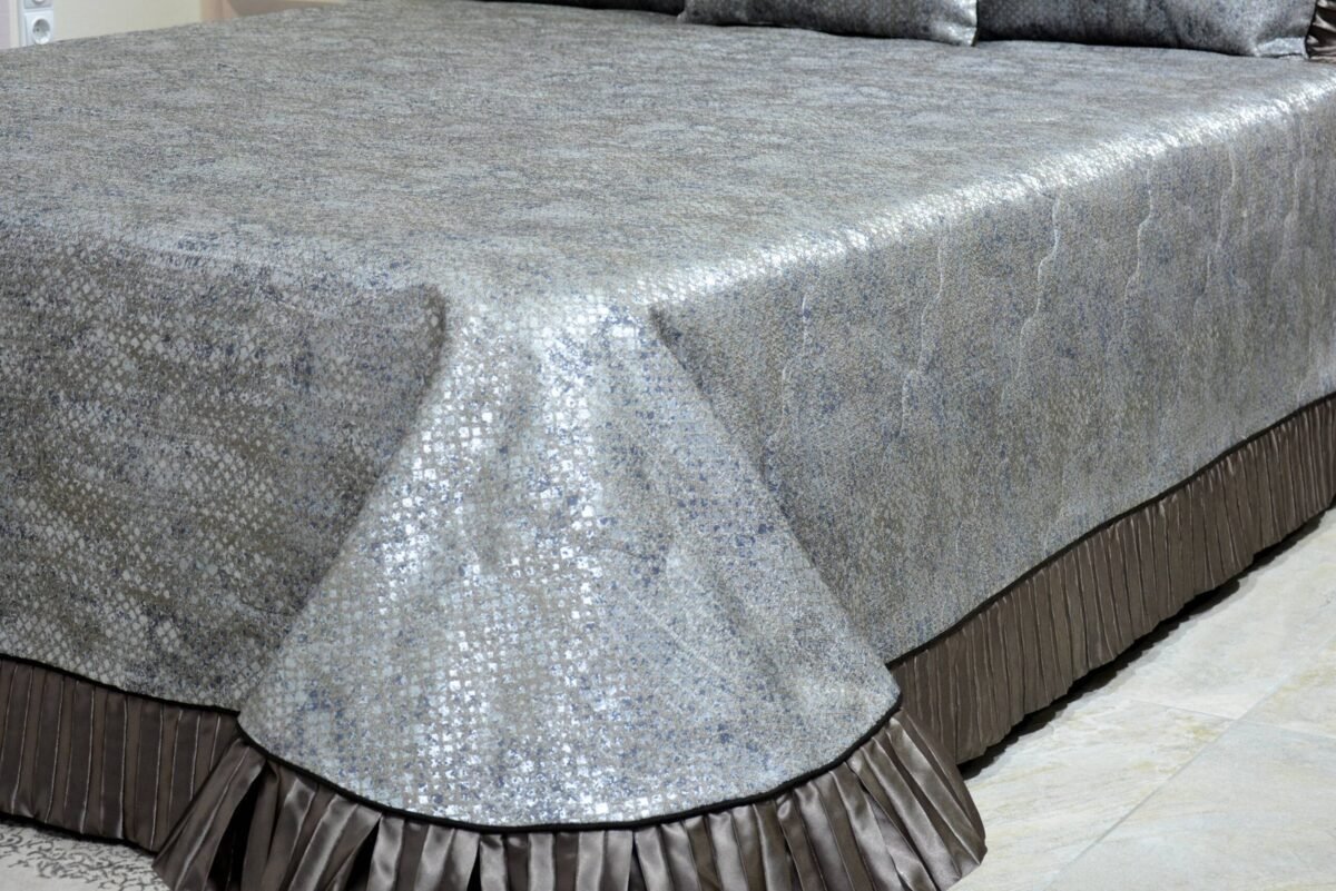 Dygsniuota lovatiesė su pamušalu pilkos spalvos dekoruota prabangiu gofruotu 14 cm dekoru Venecija14 260×260