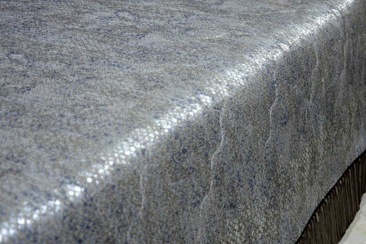 Dygsniuota lovatiesė su pamušalu pilkos spalvos dekoruota prabangiu klostuotu15 cm dekoru Verona15 260×260