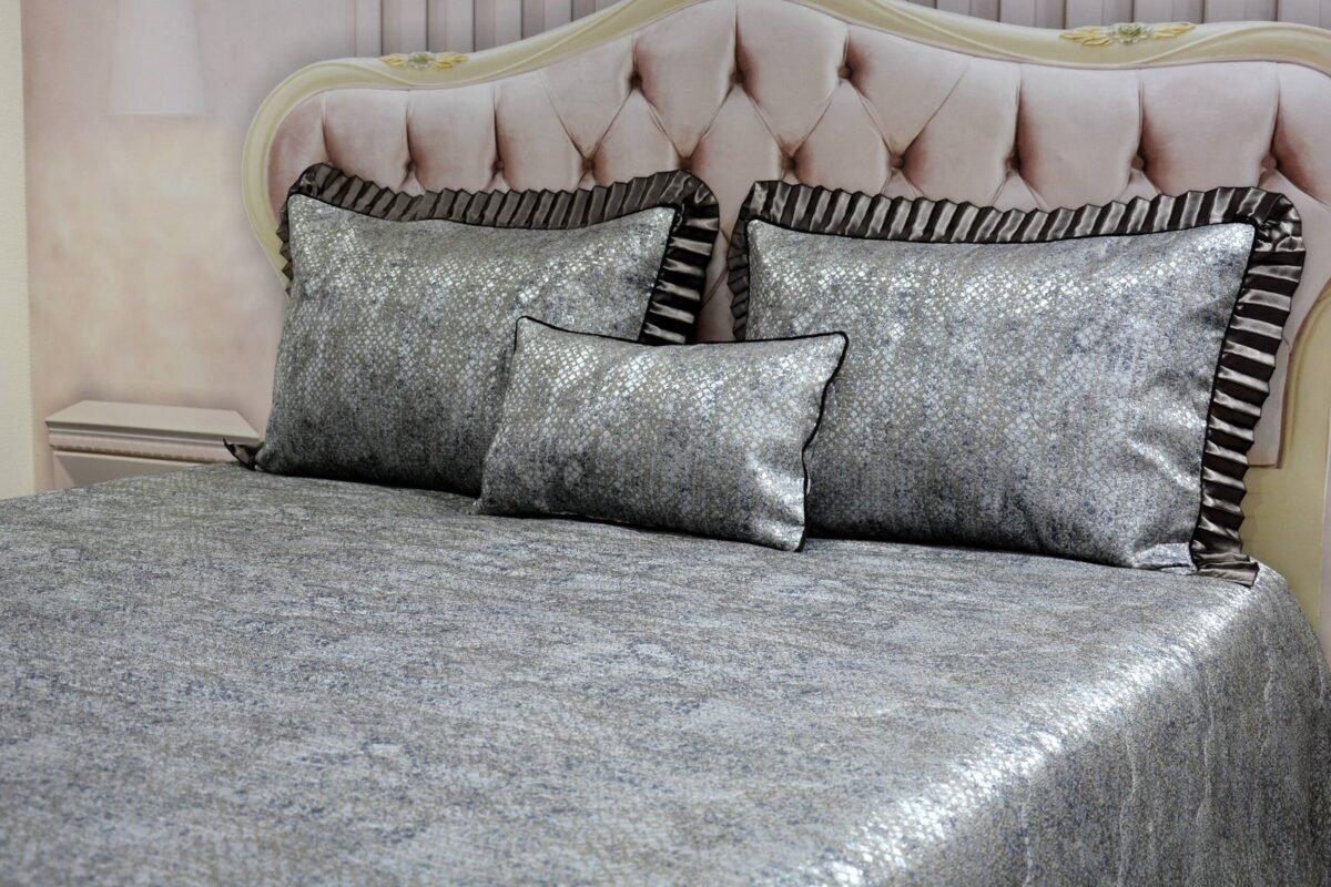 Dygsniuota lovatiesė su pamušalu pilkos spalvos dekoruota prabangiu gofruotu 14 cm dekoru Venecija14 260×260