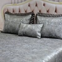 Dygsniuota lovatiesė su pamušalu pilkos spalvos dekoruota prabangiu gofruotu 14 cm dekoru Venecija14 260×260