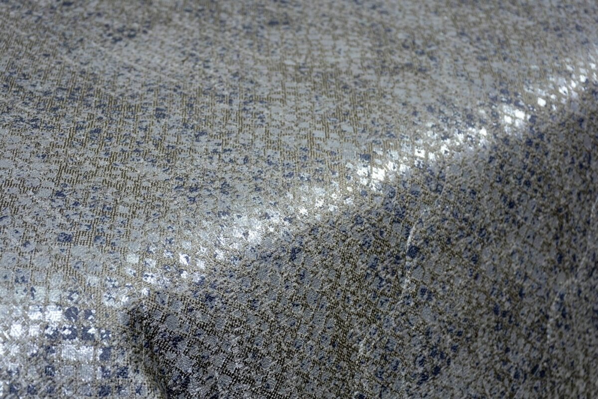 Dygsniuota lovatiesė su pamušalu pilkos spalvos dekoruota prabangiu gofruotu 14 cm dekoru Venecija14 260×260