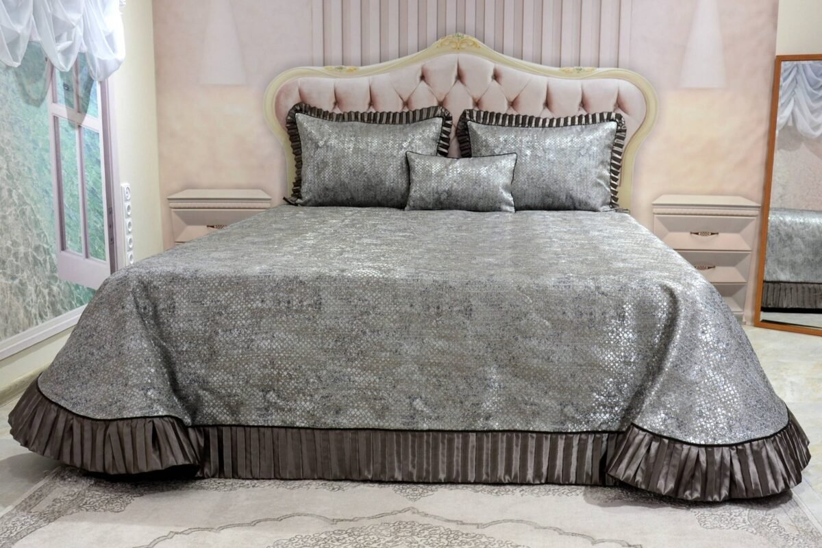 Dygsniuota lovatiesė su pamušalu pilkos spalvos dekoruota prabangiu gofruotu 14 cm dekoru Venecija14 260×260