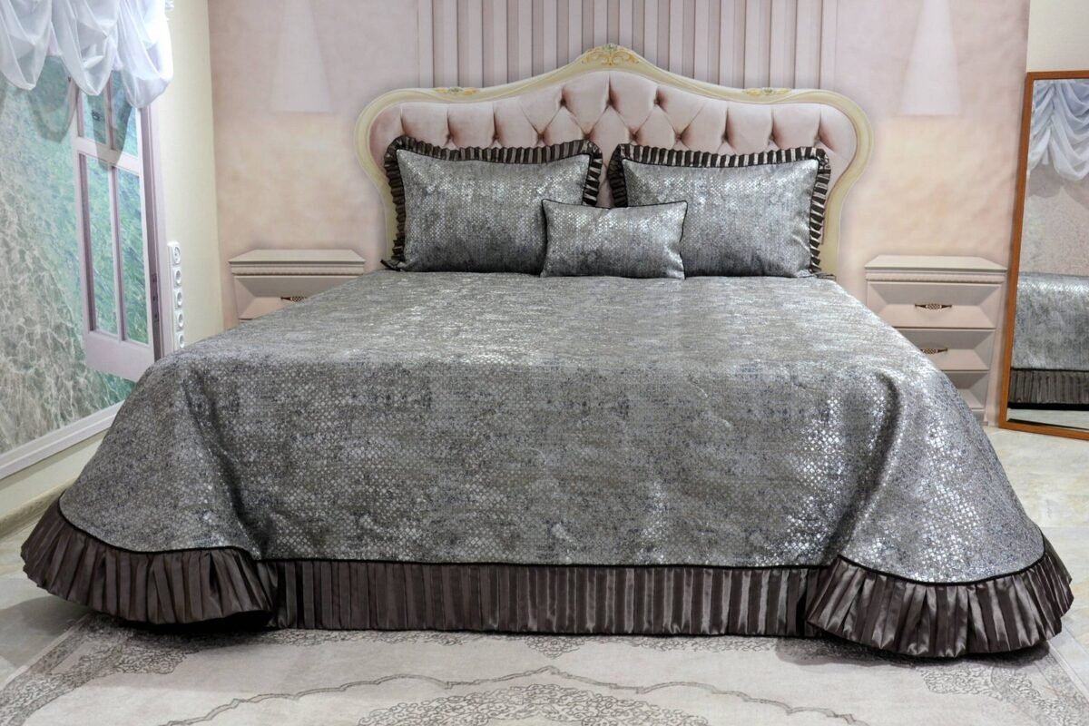Dygsniuota lovatiesė su pamušalu pilkos spalvos dekoruota prabangiu gofruotu 14 cm dekoru Venecija14 260×260