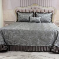 Dygsniuota lovatiesė su pamušalu pilkos spalvos dekoruota prabangiu gofruotu 14 cm dekoru Venecija14 260×260