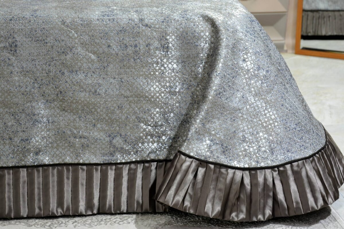 Dygsniuota lovatiesė su pamušalu pilkos spalvos dekoruota prabangiu gofruotu 14 cm dekoru Venecija14 260×260