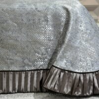 Dygsniuota lovatiesė su pamušalu pilkos spalvos dekoruota prabangiu gofruotu 14 cm dekoru Venecija14 260×260