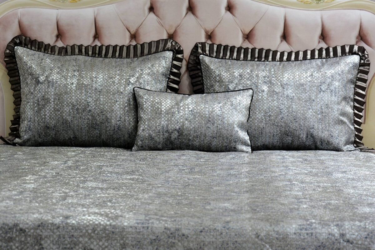 Dygsniuota lovatiesė su pamušalu pilkos spalvos dekoruota prabangiu gofruotu 14 cm dekoru Venecija14 260×260