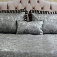 Dygsniuota lovatiesė su pamušalu pilkos spalvos dekoruota prabangiu gofruotu 14 cm dekoru Venecija14 260×260