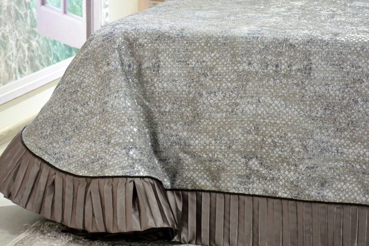 Dygsniuota lovatiesė su pamušalu pilkos spalvos dekoruota prabangiu gofruotu 14 cm dekoru Venecija14 260×260