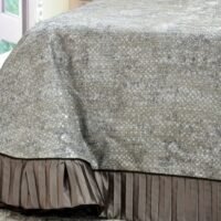 Dygsniuota lovatiesė su pamušalu pilkos spalvos dekoruota prabangiu gofruotu 14 cm dekoru Venecija14 260×260