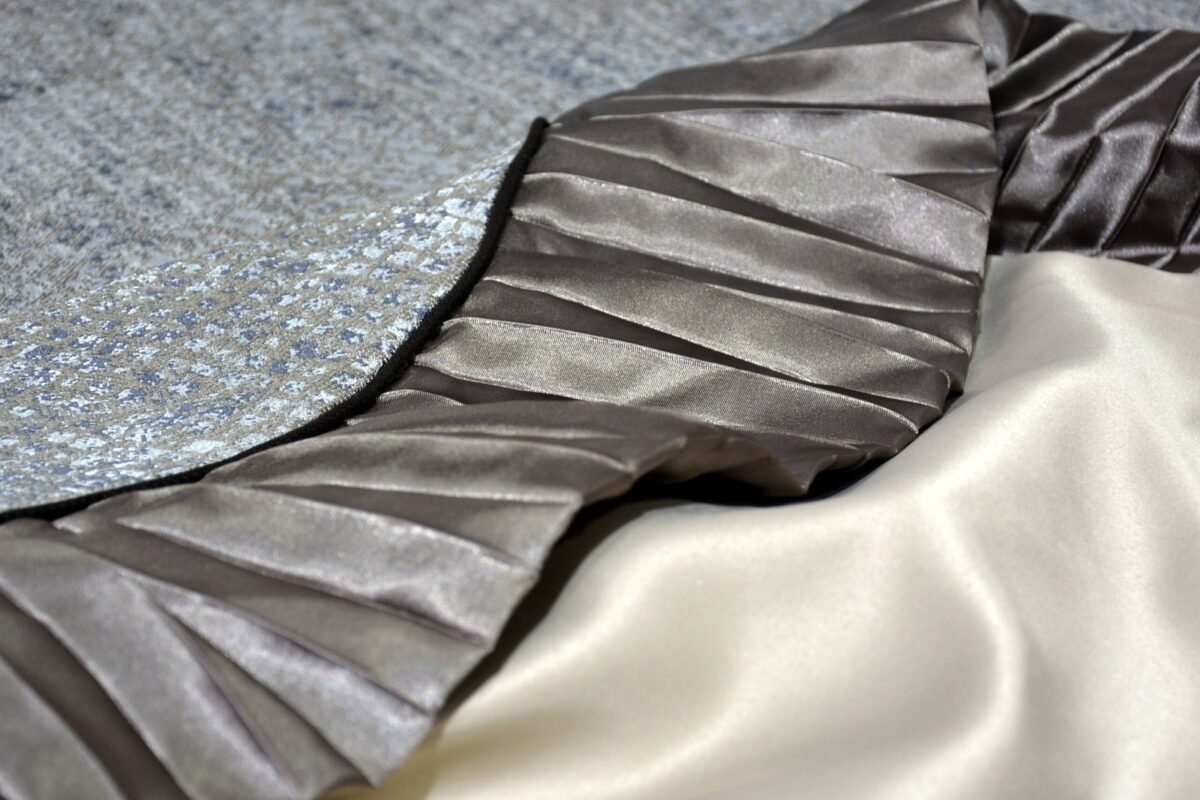 Dygsniuota lovatiesė su pamušalu pilkos spalvos dekoruota prabangiu gofruotu 14 cm dekoru Venecija14 260×260