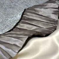 Dygsniuota lovatiesė su pamušalu pilkos spalvos dekoruota prabangiu gofruotu 14 cm dekoru Venecija14 260×260