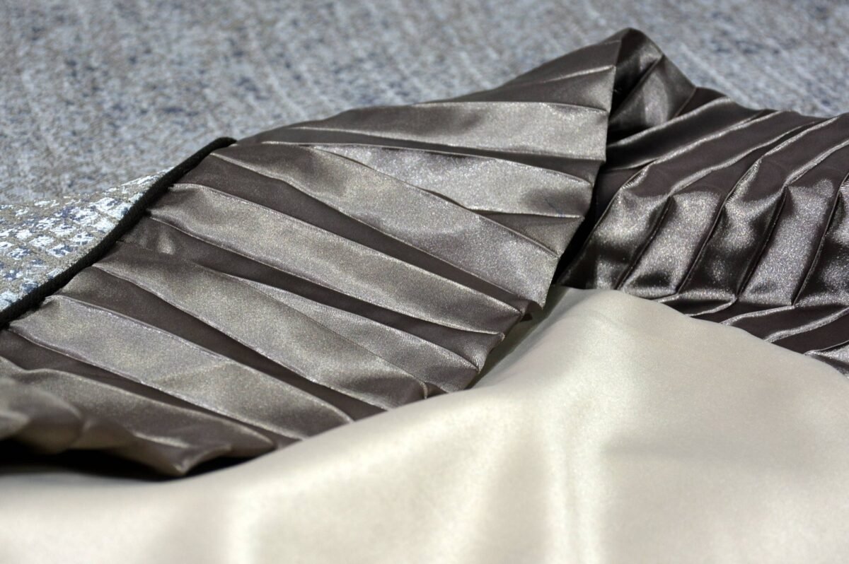 Dygsniuota lovatiesė su pamušalu pilkos spalvos dekoruota prabangiu gofruotu 14 cm dekoru Venecija14 260×260