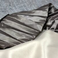 Dygsniuota lovatiesė su pamušalu pilkos spalvos dekoruota prabangiu gofruotu 14 cm dekoru Venecija14 260×260