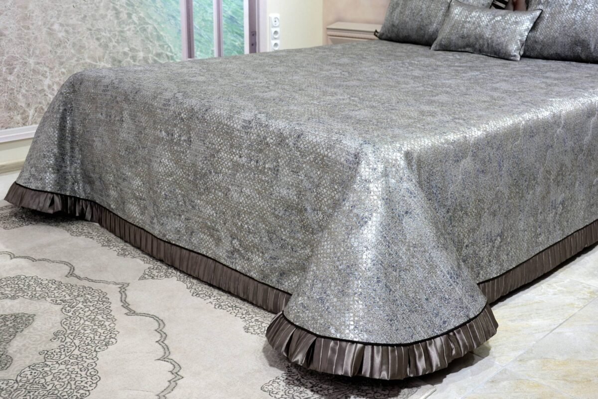 Dygsniuota lovatiesė su pamušalu pilkos spalvos dekoruota 8 cm prabangiu gofruotu dekoru Venecija8  260×260