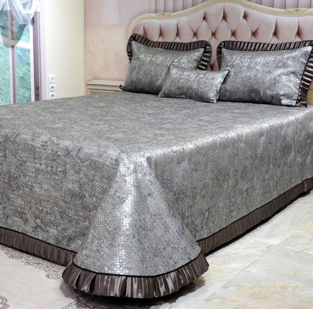 Dygsniuota lovatiesė su pamušalu pilkos spalvos dekoruota 8 cm prabangiu gofruotu dekoru Venecija8  260×260