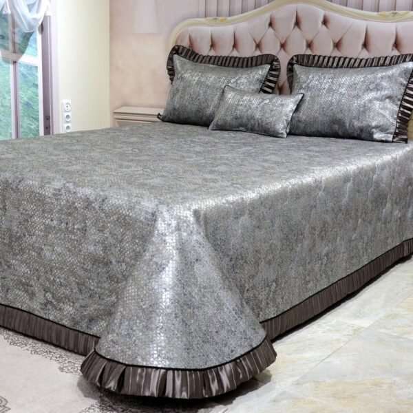 Dygsniuota lovatiesė su pamušalu pilkos spalvos dekoruota 8 cm prabangiu gofruotu dekoru Venecija8  260×260