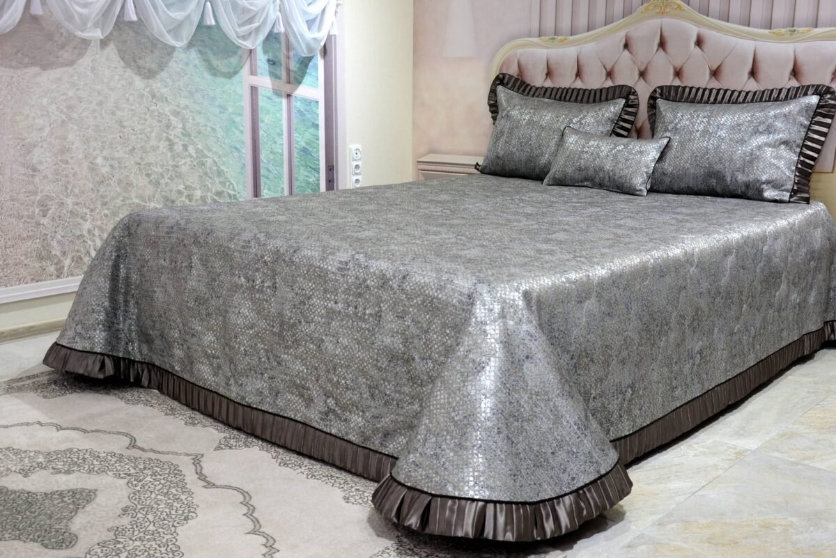 Dygsniuota lovatiesė su pamušalu pilkos spalvos dekoruota 8 cm prabangiu gofruotu dekoru Venecija8  260×260