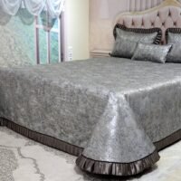 Dygsniuota lovatiesė su pamušalu pilkos spalvos dekoruota 8 cm prabangiu gofruotu dekoru Venecija8  260×260