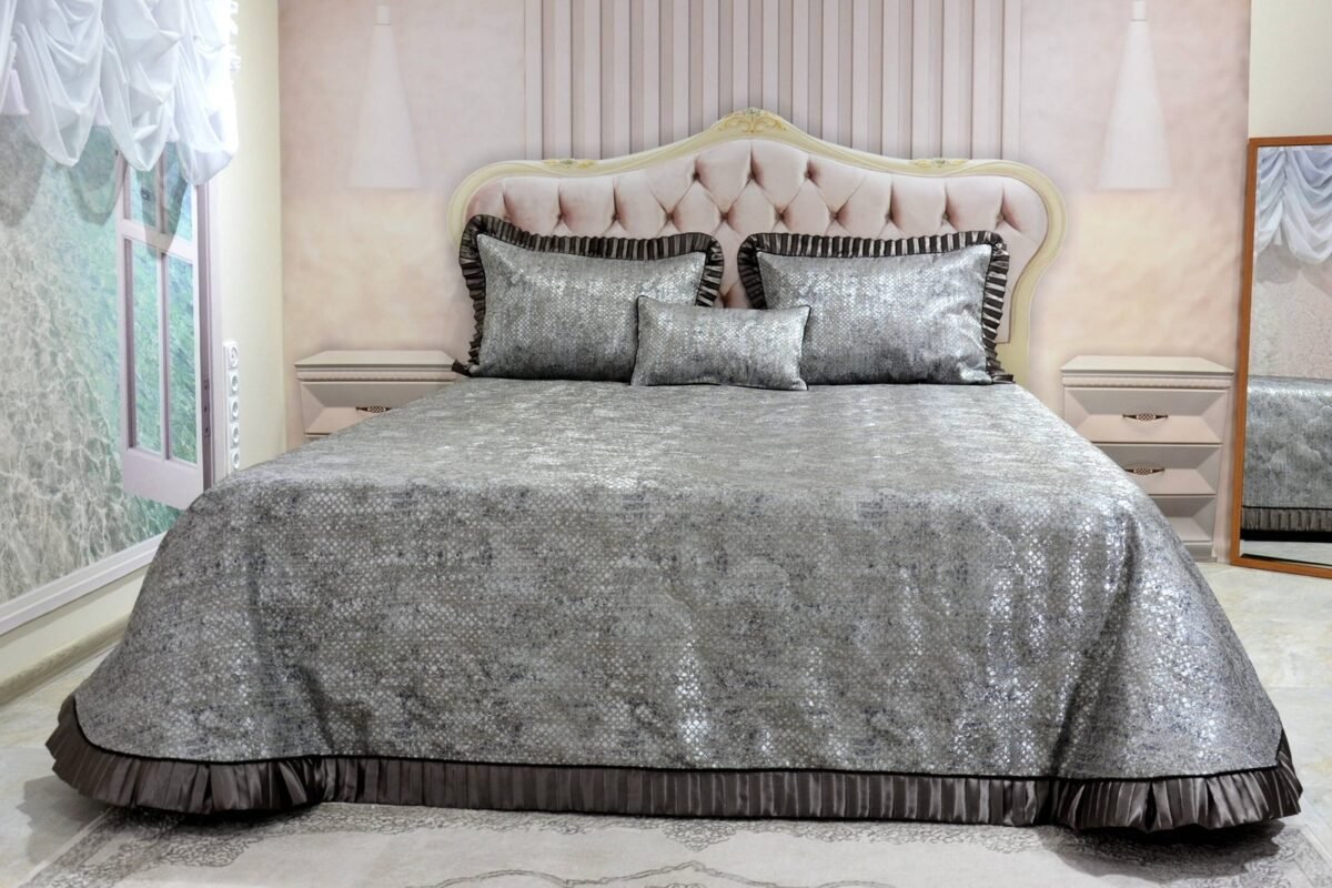 Dygsniuota lovatiesė su pamušalu pilkos spalvos dekoruota 8 cm prabangiu gofruotu dekoru Venecija8  260×260