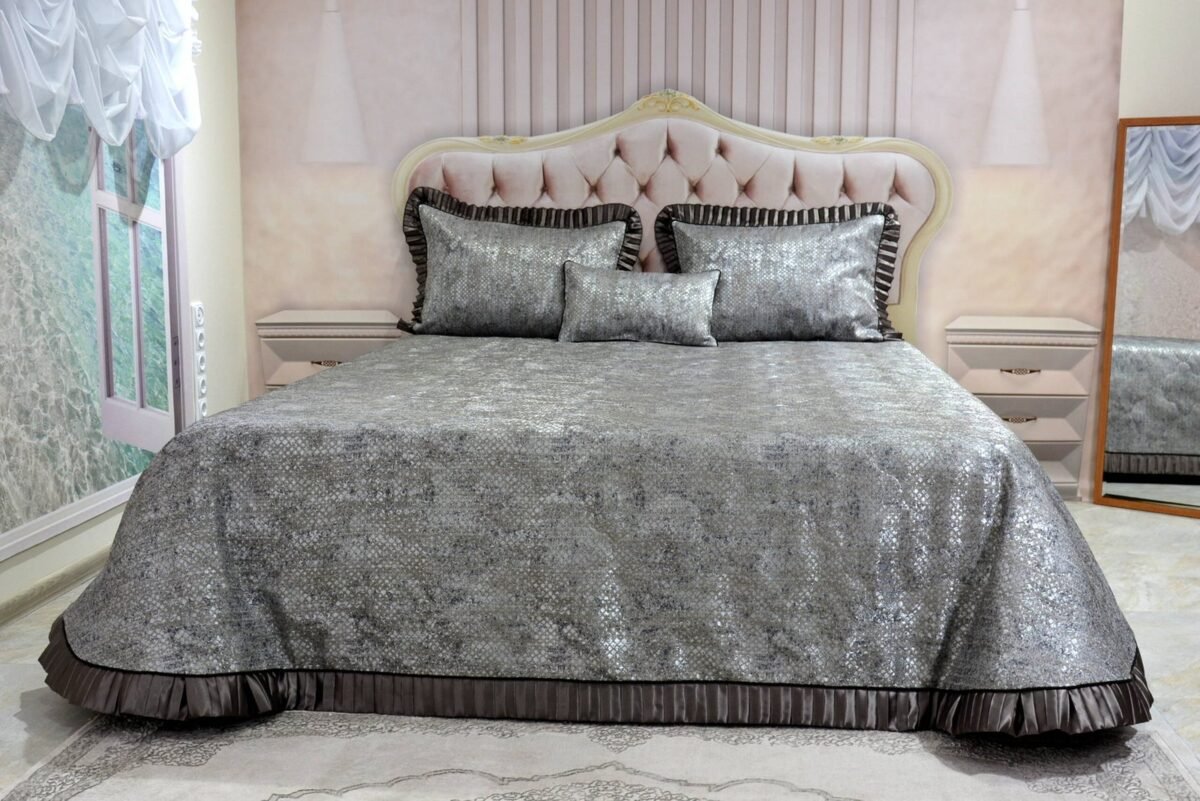 Dygsniuota lovatiesė su pamušalu pilkos spalvos dekoruota 8 cm prabangiu gofruotu dekoru Venecija8  260×260