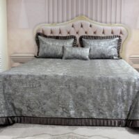 Dygsniuota lovatiesė su pamušalu pilkos spalvos dekoruota 8 cm prabangiu gofruotu dekoru Venecija8  260×260