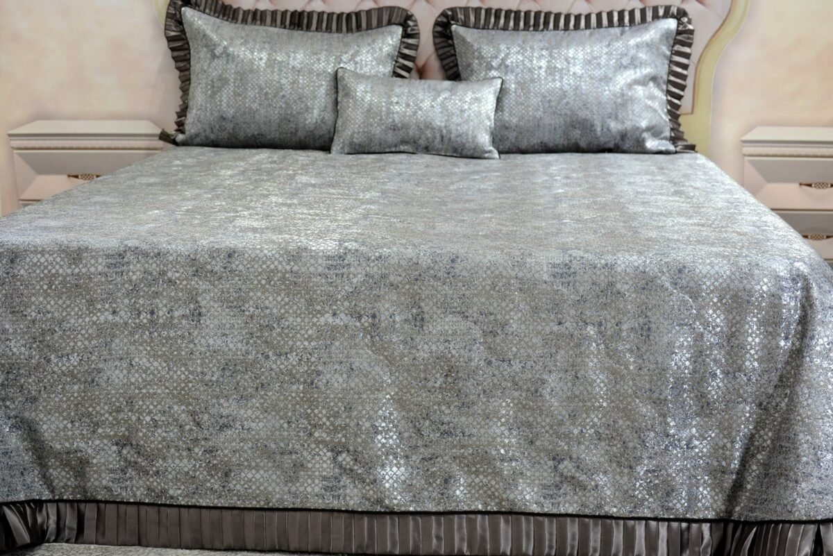 Dygsniuota lovatiesė su pamušalu pilkos spalvos dekoruota 8 cm prabangiu gofruotu dekoru Venecija8  260×260