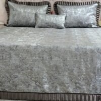 Dygsniuota lovatiesė su pamušalu pilkos spalvos dekoruota 8 cm prabangiu gofruotu dekoru Venecija8  260×260