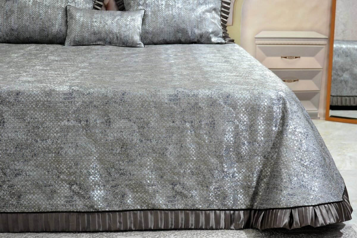 Dygsniuota lovatiesė su pamušalu pilkos spalvos dekoruota 8 cm prabangiu gofruotu dekoru Venecija8  260×260