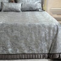 Dygsniuota lovatiesė su pamušalu pilkos spalvos dekoruota 8 cm prabangiu gofruotu dekoru Venecija8  260×260