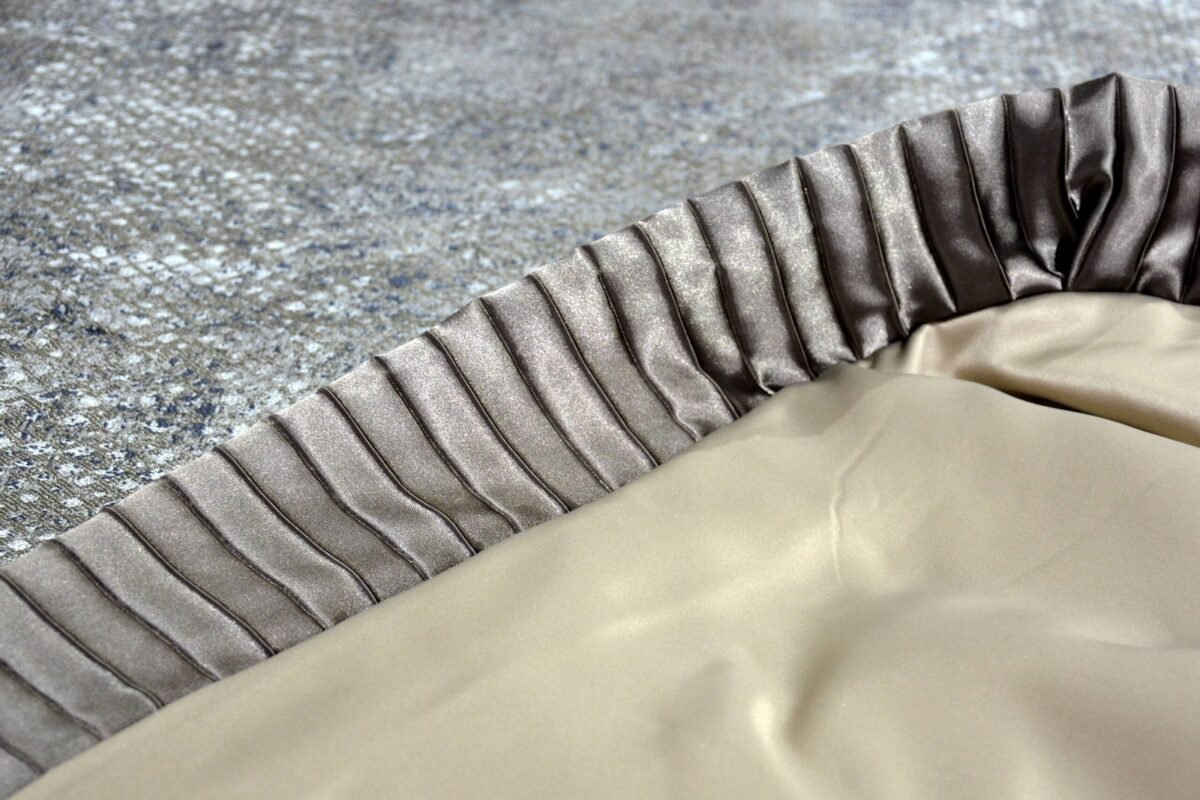 Dygsniuota lovatiesė su pamušalu pilkos spalvos dekoruota 8 cm prabangiu gofruotu dekoru Venecija8  260×260