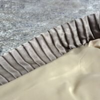 Dygsniuota lovatiesė su pamušalu pilkos spalvos dekoruota 8 cm prabangiu gofruotu dekoru Venecija8  260×260