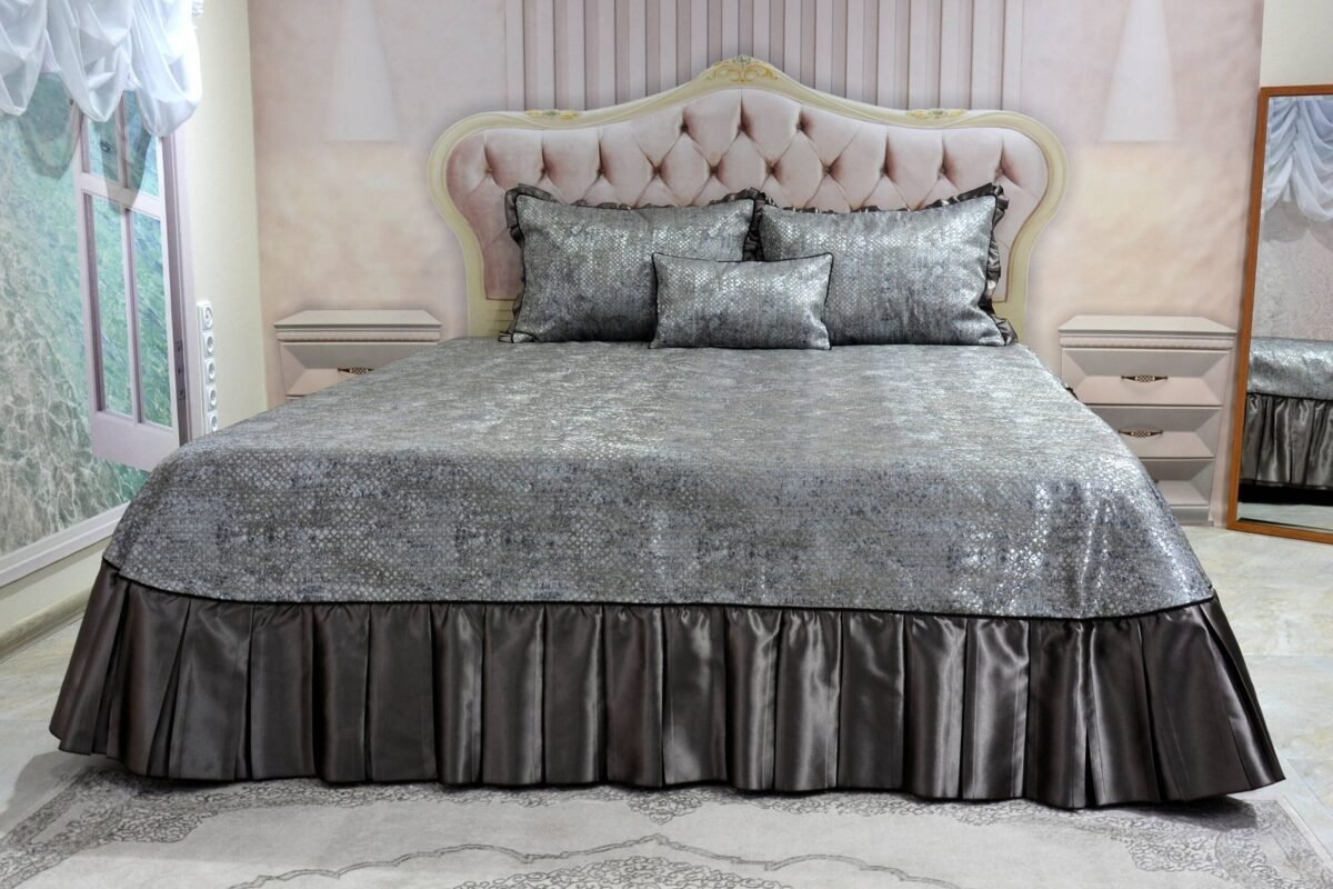 Dygsniuota lovatiesė su pamušalu pilkos spalvos dekoruota prabangiu klostuotu28 cm dekoru Verona28 260×260