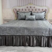 Dygsniuota lovatiesė su pamušalu pilkos spalvos dekoruota prabangiu klostuotu28 cm dekoru Verona28 260×260