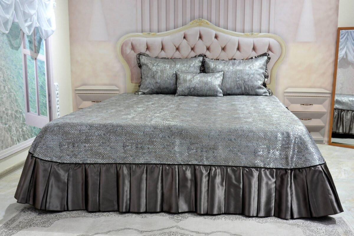 Dygsniuota lovatiesė su pamušalu pilkos spalvos dekoruota prabangiu klostuotu28 cm dekoru Verona28 260×260