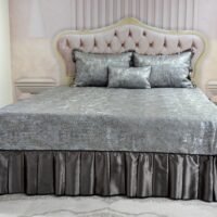 Dygsniuota lovatiesė su pamušalu pilkos spalvos dekoruota prabangiu klostuotu28 cm dekoru Verona28 260×260