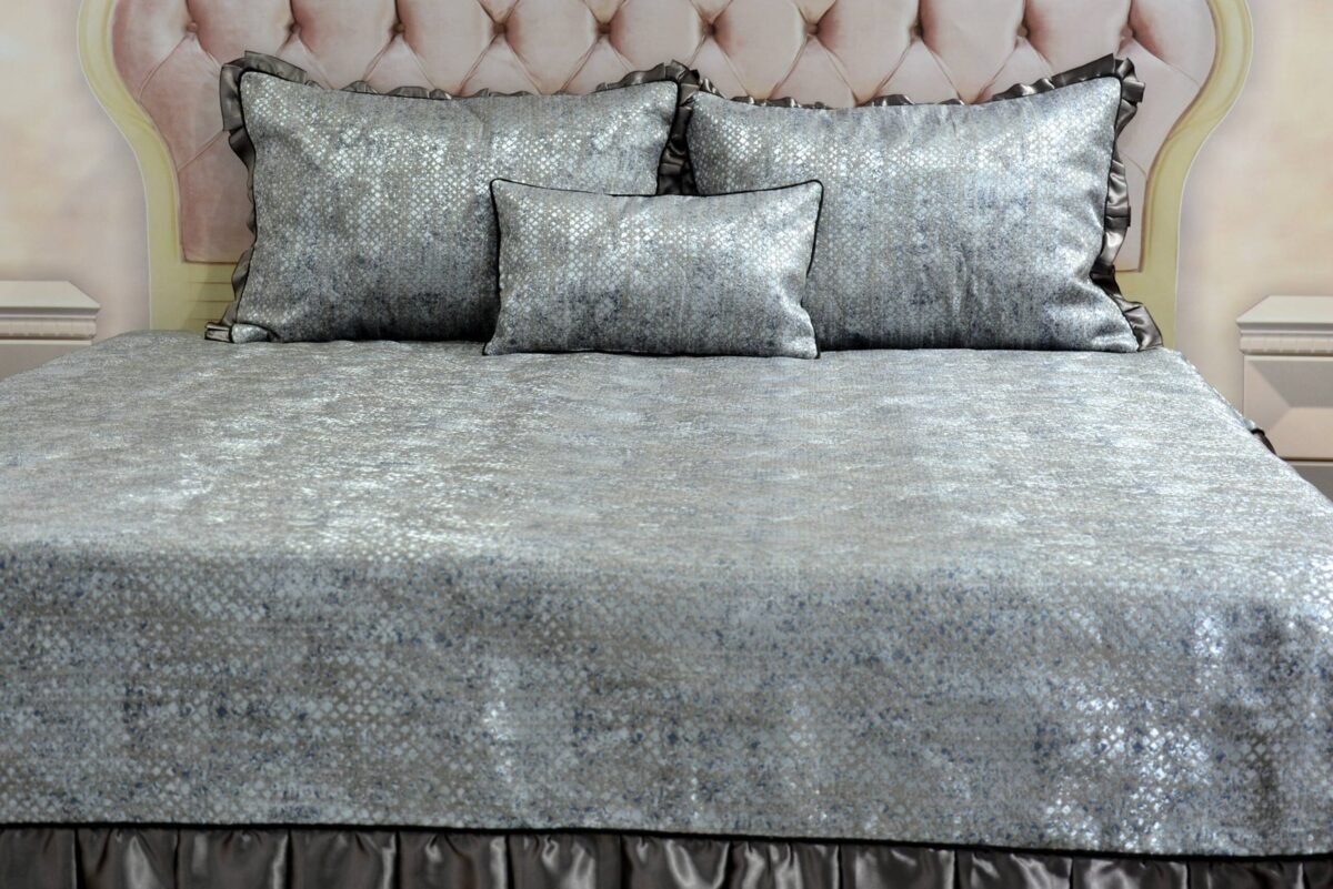 Dygsniuota lovatiesė su pamušalu pilkos spalvos dekoruota prabangiu klostuotu28 cm dekoru Verona28 260×260