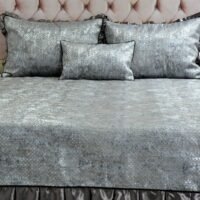 Dygsniuota lovatiesė su pamušalu pilkos spalvos dekoruota prabangiu klostuotu28 cm dekoru Verona28 260×260